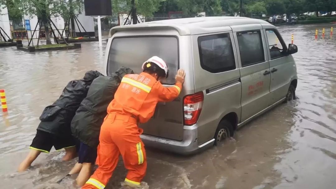 【暴雨致黔南这个幼儿园校车被困】消防紧急转移被困师生