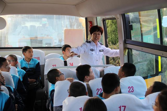 威海荣成市第二十七中学举行校车安全疏散演练
