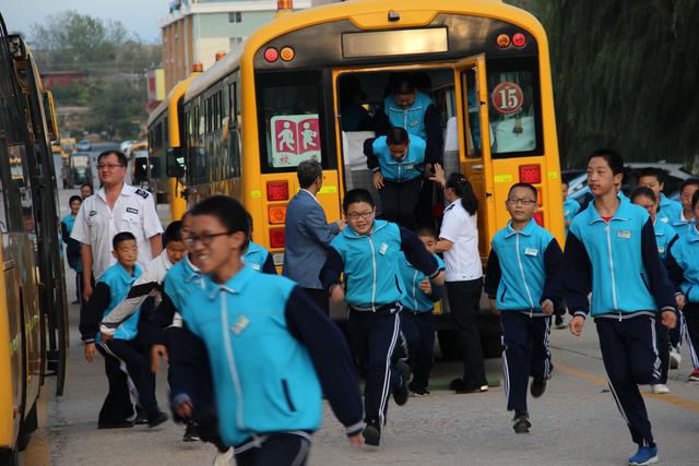 威海荣成市第二十七中学举行校车安全疏散演练