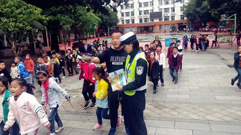 遂宁公安交警强化措施 着力打造“平安校园”