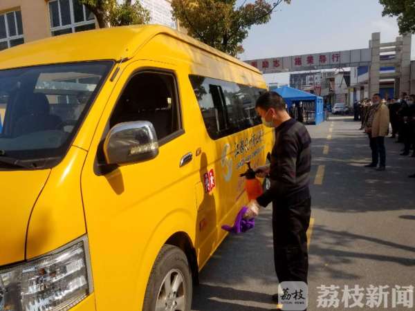 校车防疫应急演练，扬州江都区打造安全健康“流动校舍”