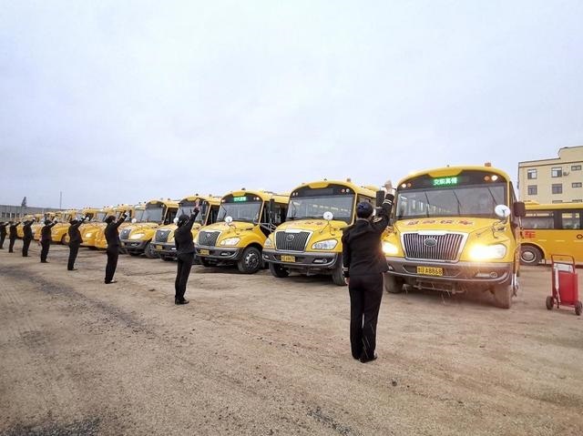 复课首日 交运西海岸温馨校车启动163辆校车为学子保驾护航