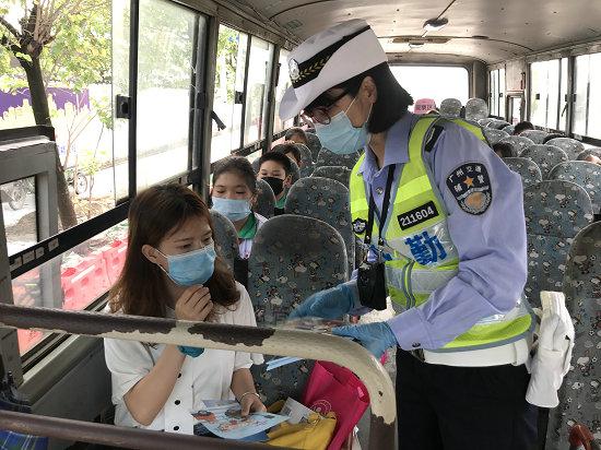 交警在校车上给随行的老师进行宣传和指导。信息时报记者 胡瀛斌 摄