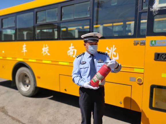 洮南公安交巡警对校车驾驶人进行复学前安全培训