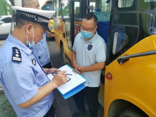 开学季，武汉江岸区交警为校车上好“安全锁”