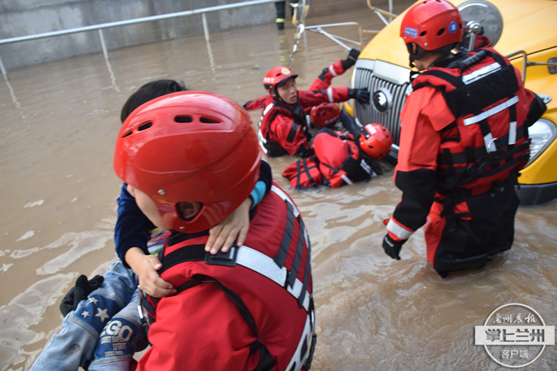 暖！强降雨致校车搁浅被困 庆阳消防涉水救出30余名学生