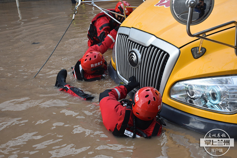 暖！强降雨致校车搁浅被困 庆阳消防涉水救出30余名学生