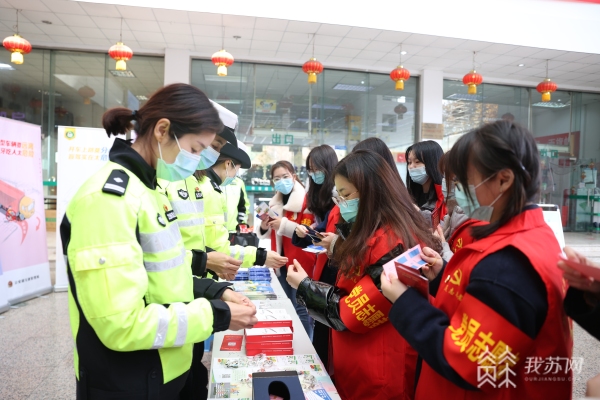 检查校车安全，提高学生安全意识……南京交警走进大学校园