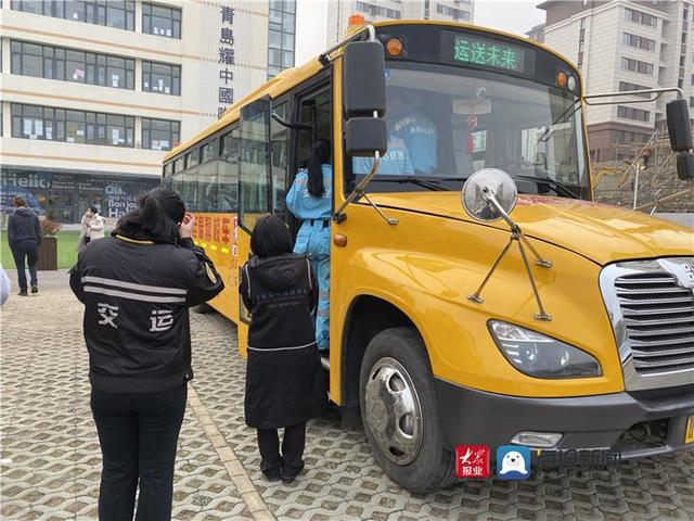 交运黄岛温馨校车逃生实操演练为学生校车安全保驾护航