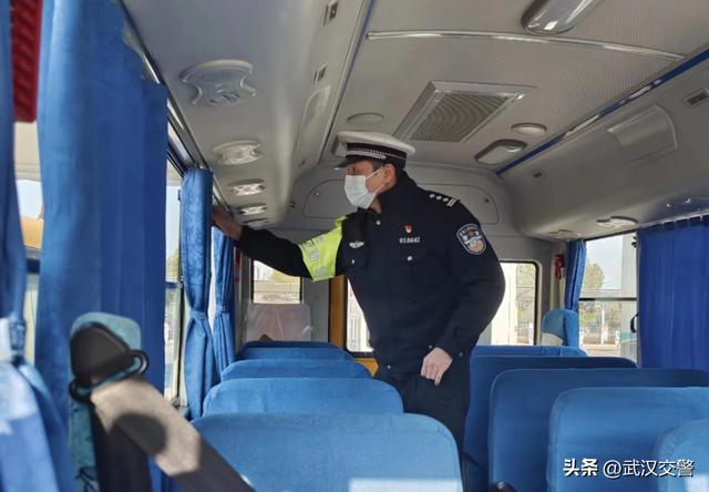 校车集中“体检”保安全：武汉青山交警组织全区校车开展春季开学安全大检查
