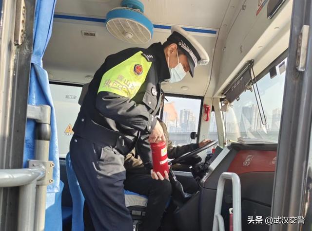 校车集中“体检”保安全：武汉青山交警组织全区校车开展春季开学安全大检查