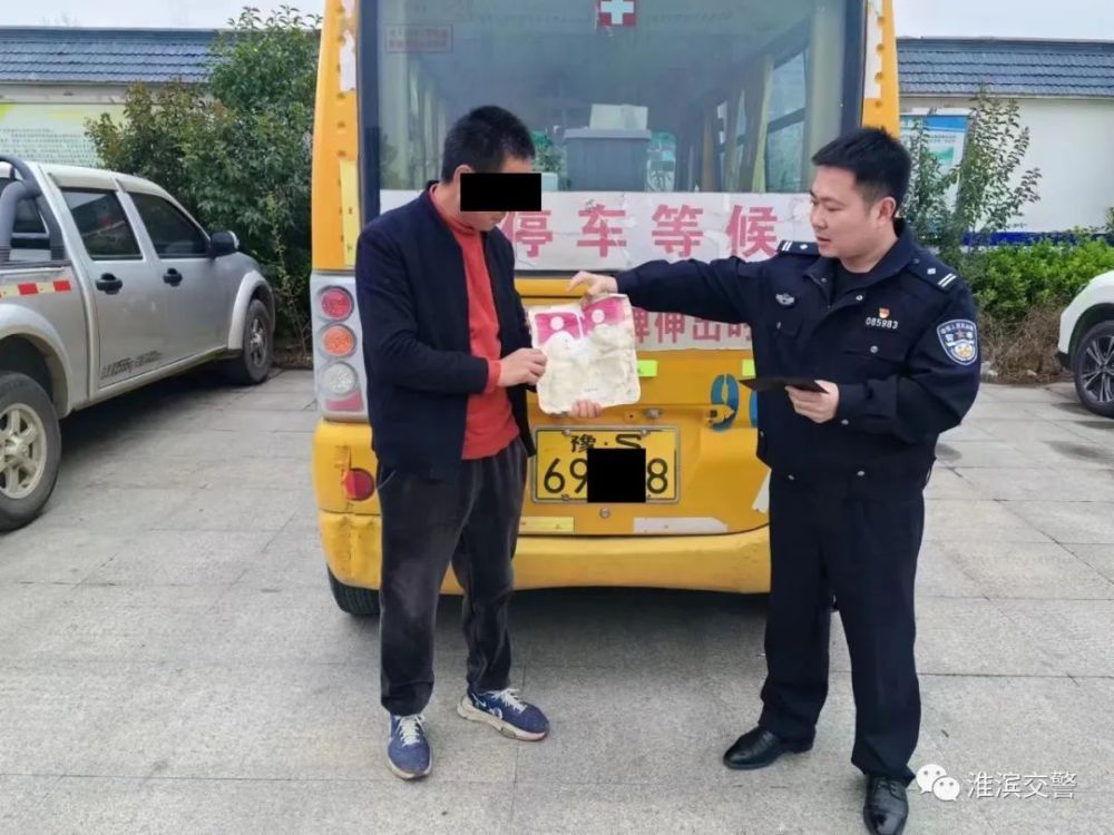 【头条】某校车标牌过期，淮滨交警严查！