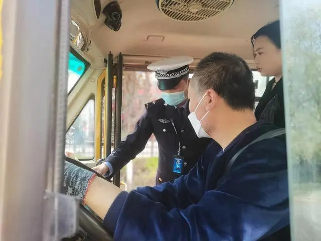 白水公安交警持续加强春季校车交通安全管理工作