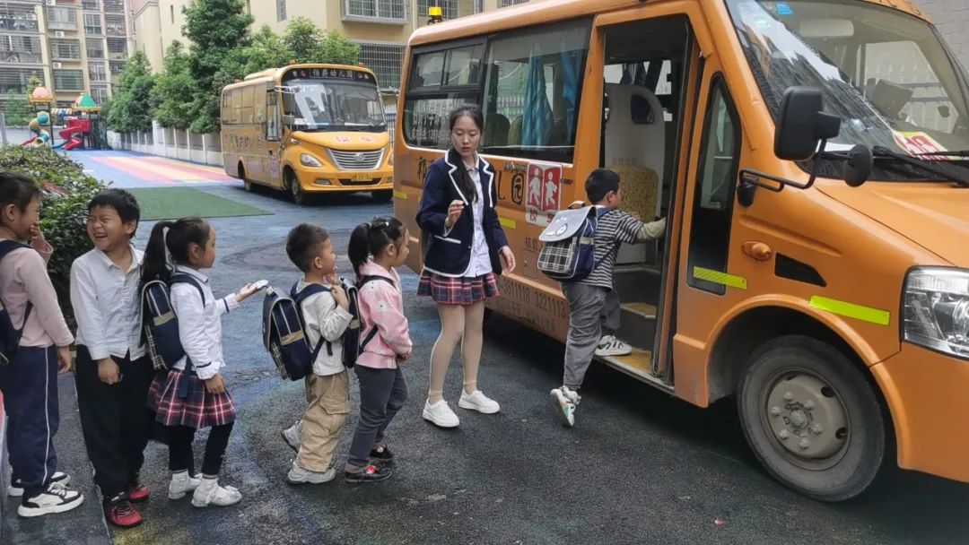 安全乘车，平安“童”行--祁阳市伯爵幼儿园校车安全应急演练
