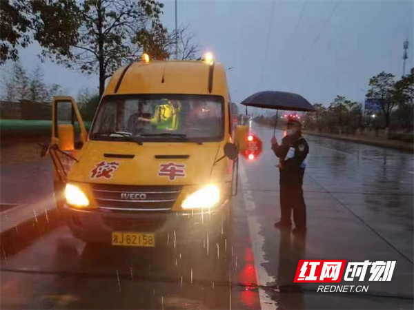 津市：交警冒雨检查校车 为学生出行筑牢安全防线