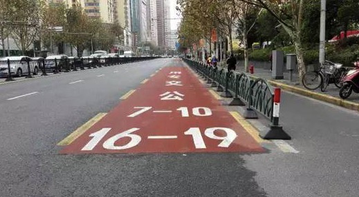 校车能否走公交专用道 上海警方:载有学生可以