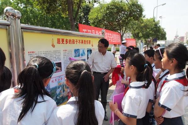 湖南洪江区开展幼儿园校车安全教育活动