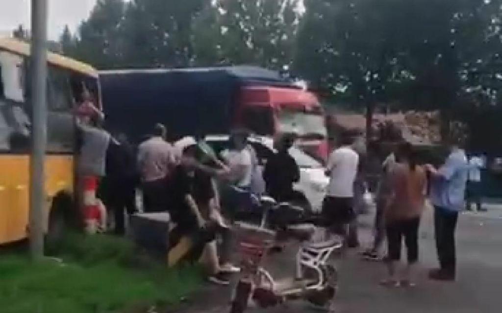 山东淄博一校车被货车追尾，车上26名学生2人骨折送医