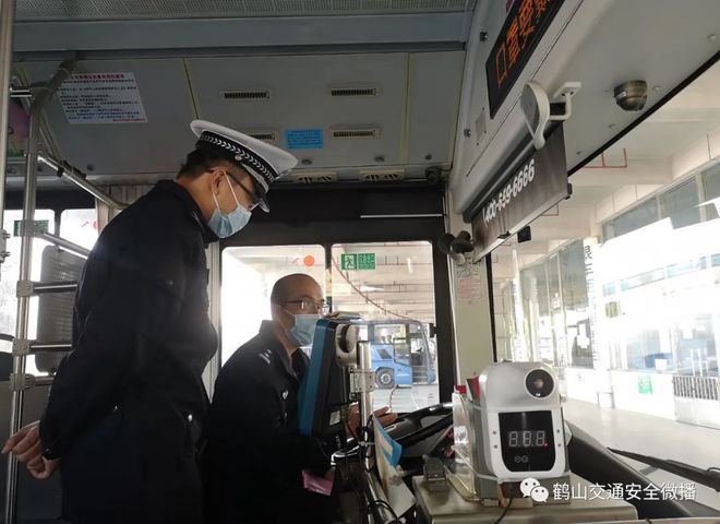 岁末年初 鹤山交警全力加强公交车、校车交通安全管理工作