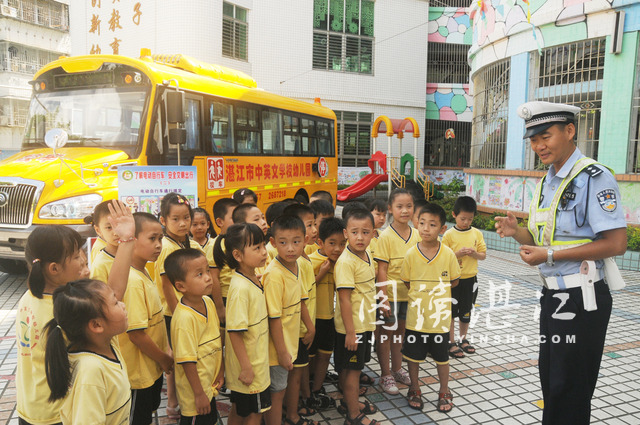 广东湛江市“大鼻子”校车亮相幼儿园