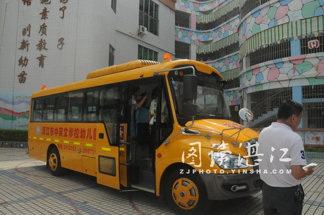 广东湛江市“大鼻子”校车亮相幼儿园