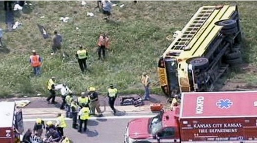 美国一搭载36人校车发生侧翻15人被送往医院