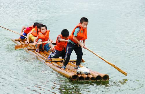 小学生撑竹筏去上学 梦想校车或较大船只