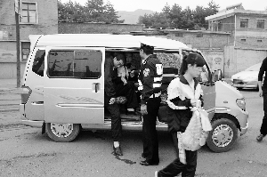 民警查处严重超载的“黑校车” 。 本报通讯员 鲁东林 记者 师向东 摄