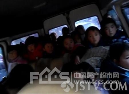 “黑校车”超载5倍 共载34名幼儿园小孩