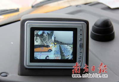 校车安装有GPS系统和电子感应系统。