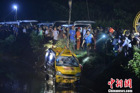 湖南幼儿园校车翻入水库致11死 包括8名幼儿(图)