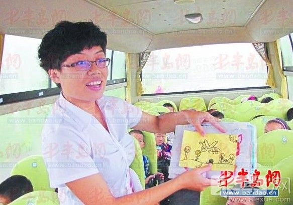 ▲校车随车照管员刘芳展示她收到的教师节礼物