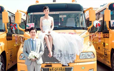 青岛小伙个性婚纱照 百辆校车做背景