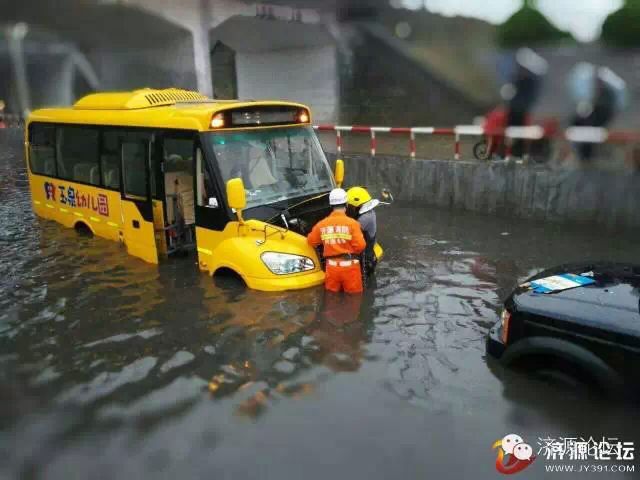 幼儿园校车桥下被淹，网友现场紧急救援
