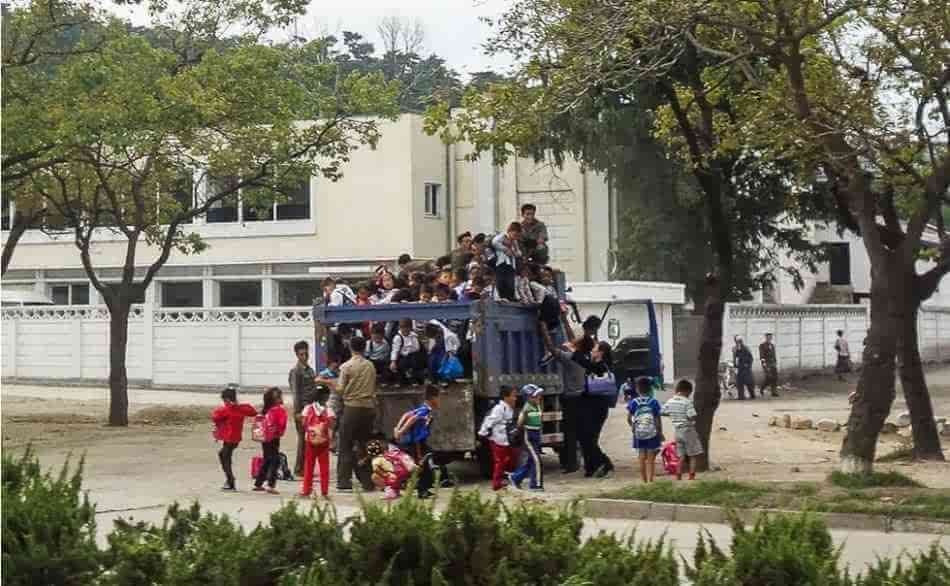老外游朝鲜时拍的照片 校车画面有点惊人