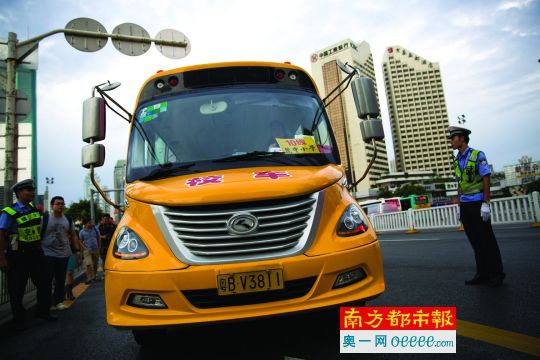 昨日，深圳市交警对上路的校车进行安全检查。