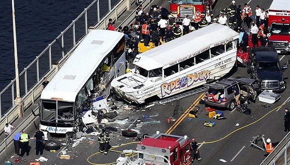 一辆Ride the Duck旅游车与一辆校车在奥罗拉大桥上相撞。图片来源：Ken Lambert  The Seattle Times