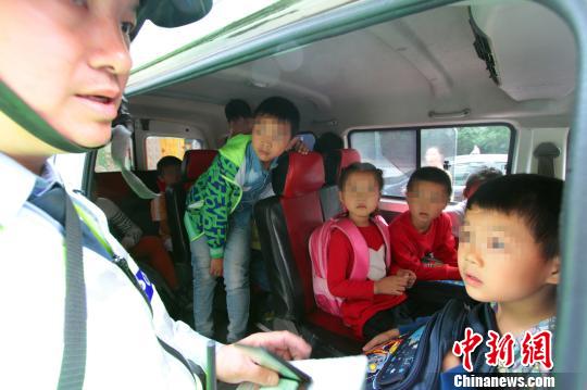 超载“黑校车”挤了12个小学生 朱华刚 摄