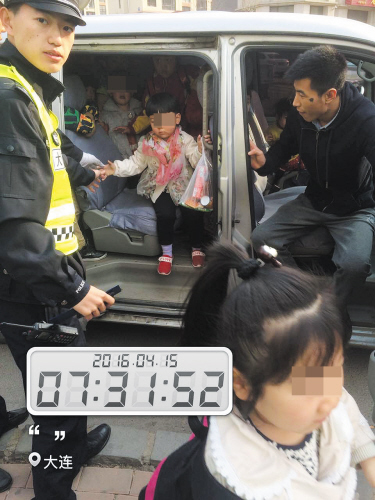 黑校车里塞满了孩子。