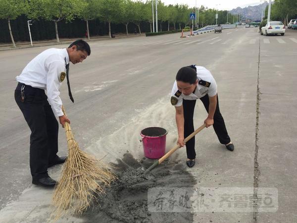 水泥石子洒一路，校车司机客串“清洁工”