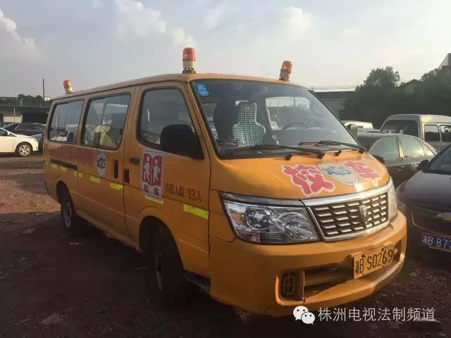 湖南株洲某幼儿园校车超载，司机态度令人唏嘘