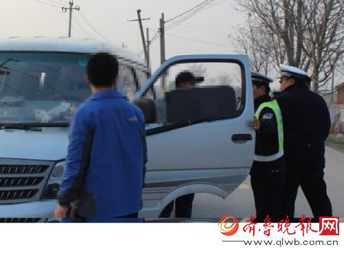 滨州沾化交警查获一辆无资质非法改装“黑校车”