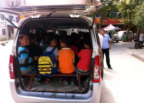 玉田交警查获一辆超员13名幼儿的黑校车