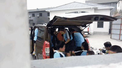 杭州萧山某地黑校车被曝光！小车塞进26个人，孩子好像叠罗汉