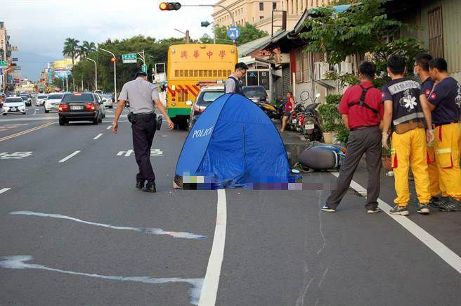台湾一校车与机车相撞 机车男被卷入车下辗过当场死亡