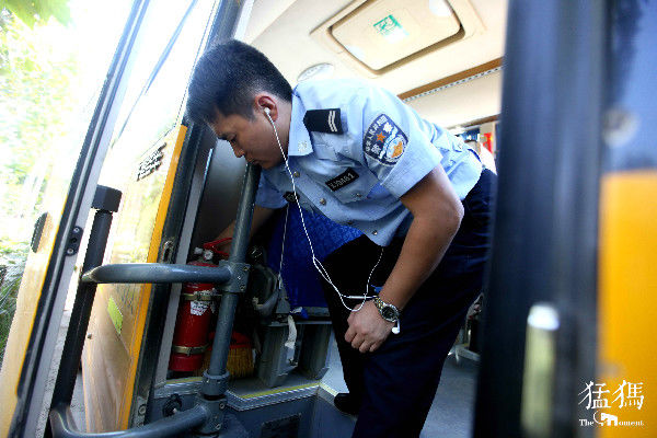 河南郑州53家幼儿园小学校车排队体检 不合格要处罚
