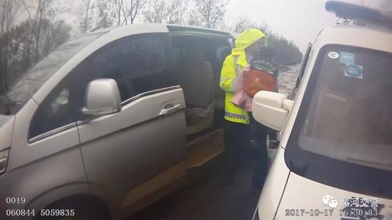 漯河交警对一“校车”开出万元罚单 全程录像