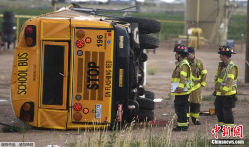 美国：一卡车司机打瞌睡与一辆校车相撞 致19名孩子受伤