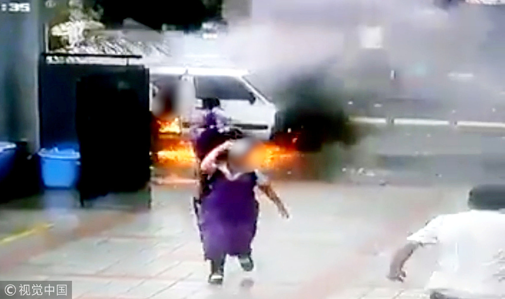 印度一校车突然起火 数名女学生惊险逃生