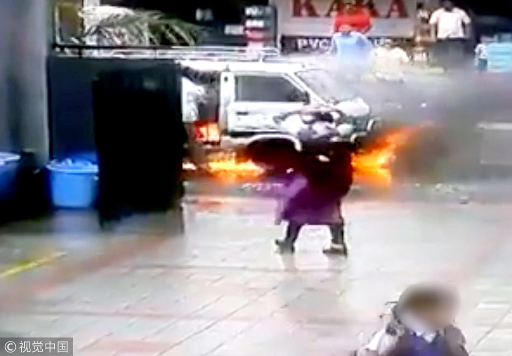 印度一校车突然起火 数名女学生惊险逃生